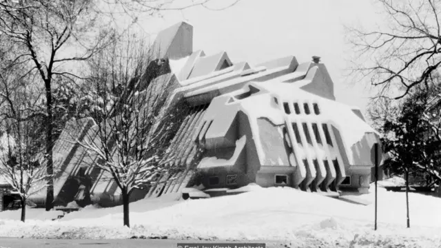 Madirisha ya saruji ya nyumba hii yameongeza kawi ya jua inayooingia