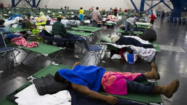 Un hombre, cubierto por una manta, en centro de convenciones George Brown.