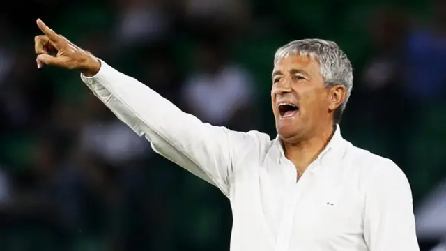 Setien dirigiendo