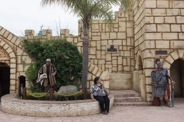 امرأة تنظر إلى أحد التماثيل الذي يجسد الحراس الرومان القدماء