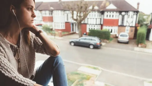 కుంగుబాటు తీవ్రంగా ఉంటే.. యాంటీ-డిప్రెసెంట్ ఔష‌ధాల‌ను వైద్యులు సూచిస్తారు.