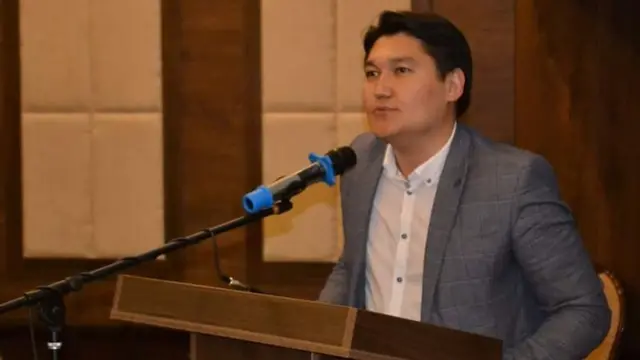 А. Турдукулов: Мен мурун Алмазбек Атамбаев менен чогуу иштеп, аны жакшы билгендиктен, ал киши ушул маегинде бийликке келе элек чагын, Акаевдин, Бакиевдин тушундагы сынын көрсөттү. Бул сыны эмнени билдирет? Анын айткандарынан, кыймыл аракетинен ал саясий күрөшкө толук даяр экенин түшүндүм