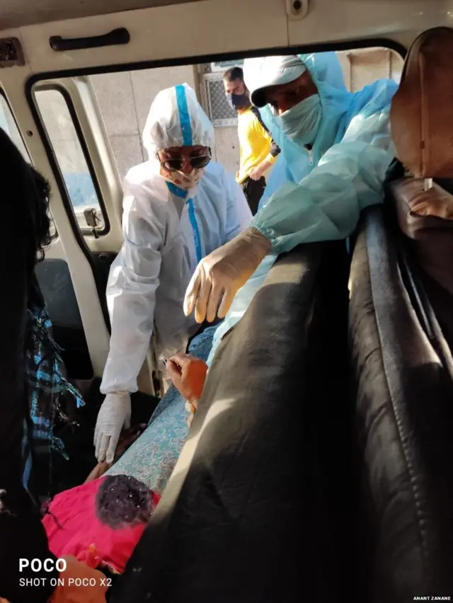 ਵਰਸ਼ਾ ਸ਼ਰਮਾ ਆਪਣੀ ਟੀਮ ਨਾਲ