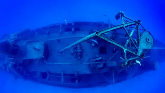 "Такие останки, как у Kittiwake, лучше захватывать в объектив полностью, во всей их красе", - считает американский фотограф и дизайнер Дженнифер Айдол