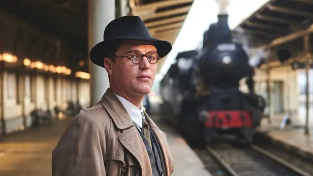 Džoni Flin igra mlađeg Nikolasa Vintona, na slici dok čeka dolazak dece iz Praga