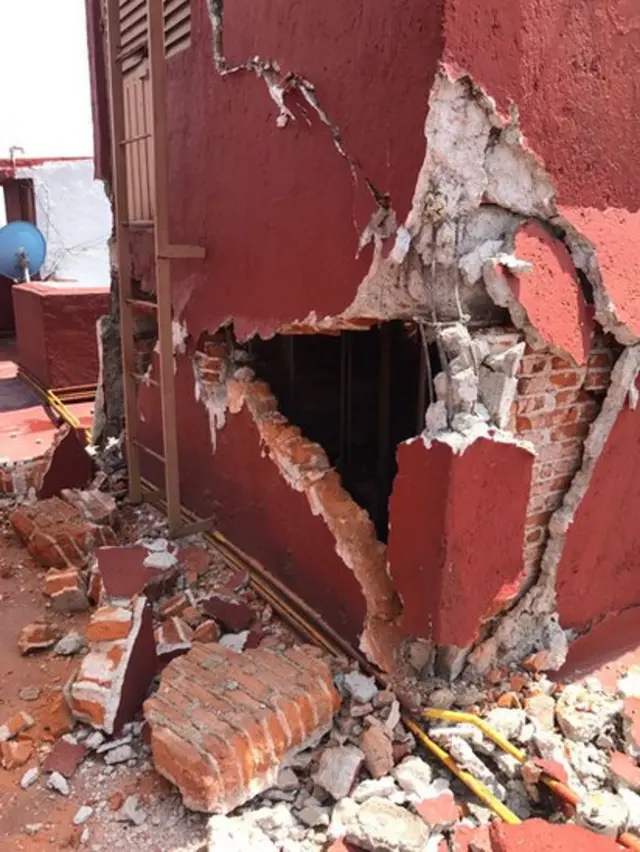 Pared casi derrumbada