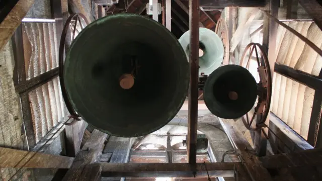 Sinos quebrados da torre direita da igreja