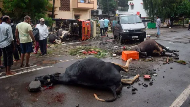 په ګاونډي اترپردیش ایالت کې هم سیلابونو سخت زیان اړولی دی