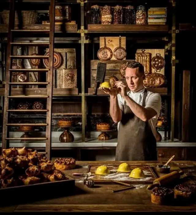पाई बनाते शेफ़ की तस्वीर