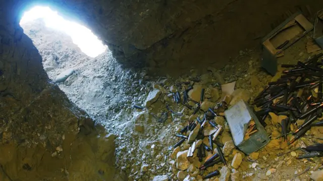 তোরাবোরা পাহাড়ে আল কায়দার পরিত্যক্ত গুহায় গুলিবারুদের সরঞ্জাম