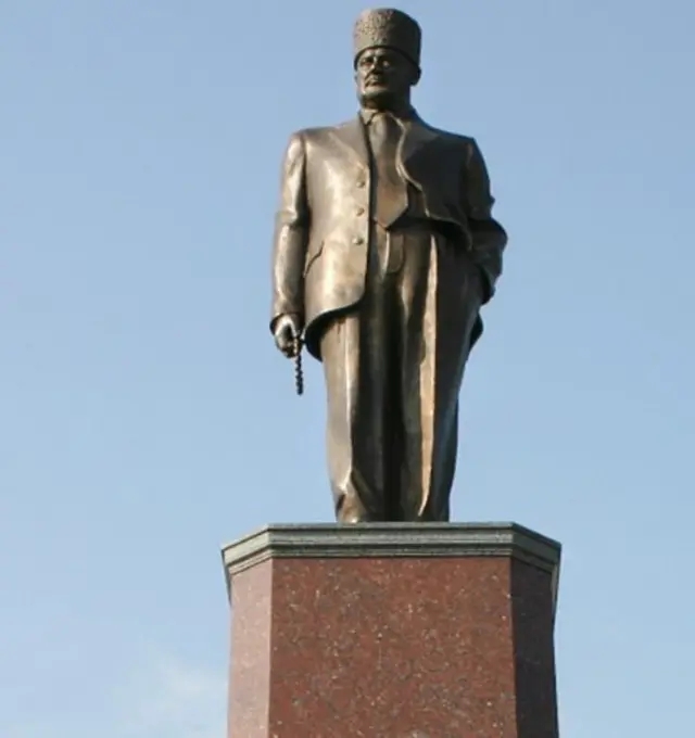 Один памятник Ахмату Кадырову уже стоит в Грозном