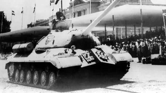 Photo d'archives datée du 20 juin 1956 d'un char "Staline" dernier modèle livré par l'U.R.S.S., lors d'un défilé sur la Place de la République au Caire en Egypte,