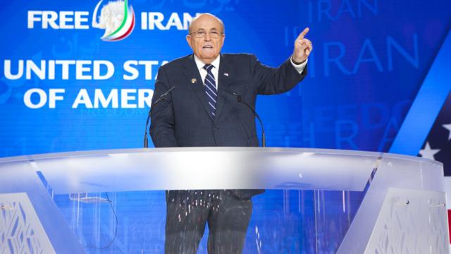 Rudy Giuliani s'exprimant lors du rassemblement de la MEK sur l'Iran libre