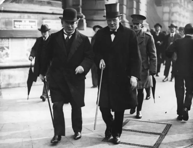 1915'te başbakan David Lloyd George ve Winston Churchill