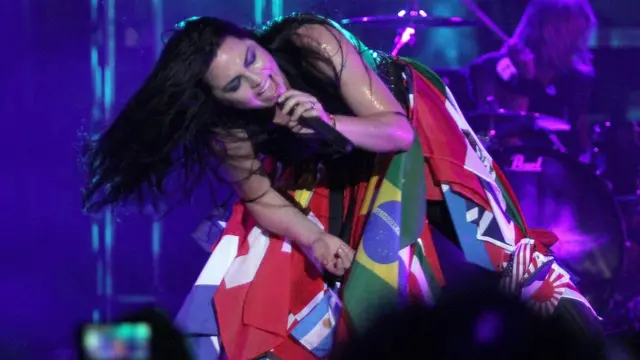 Amy Lee, la cantante de Evanescence en pleno concierto en Paraguay.