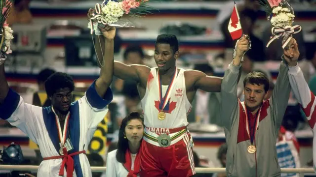 لوئیس ( نفر وسط) قسم خورد به بریتانیا وفادار بماند اما برای کانادا مدال طلا کسب کرد