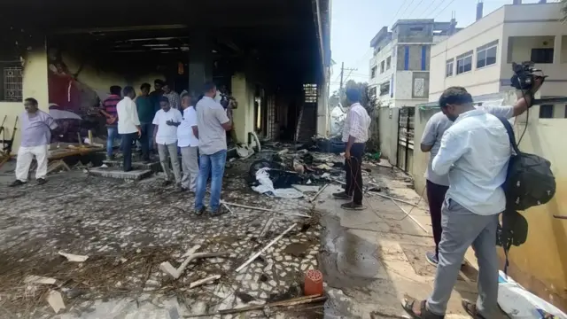 అమలాపురంలో మంటల్లో కాలిపోయిన ఇల్లు