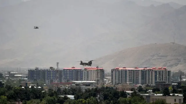 কাবুলের আকাশে মার্কিন সাঁজোয়া হেলিকপ্টার। আফগানিস্তান থেকে সৈন্য প্রত্যাহারে পাকিস্তানের সাহায্য প্রয়োজন যুক্তরাষ্ট্রের
