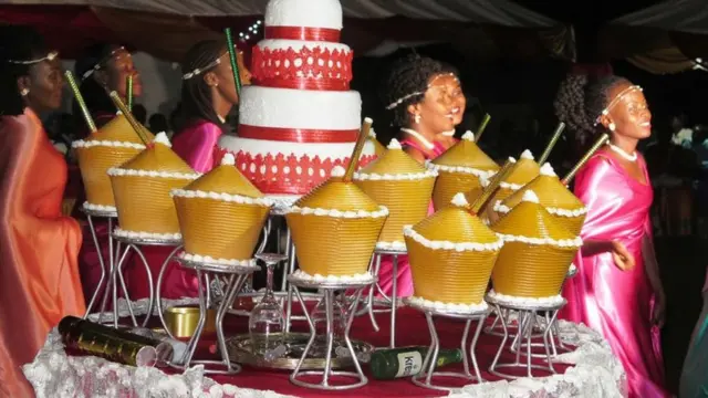 Babirye na Nakato waliamua kutengeneza keki moja ili kaka yao awasaidie kuikata