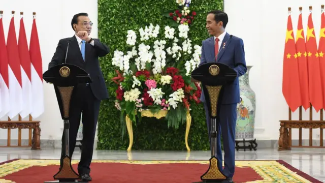 Presiden Joko Widodo bersama Perdana Menteri Cina Li Keqiang menyampaikan keterangan pers usai pertemuan bilateral di Istana Bogor, Jawa Barat, Senin (7/5).