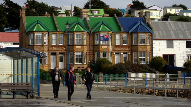 Locales en el muelle de la capital, Stanley.