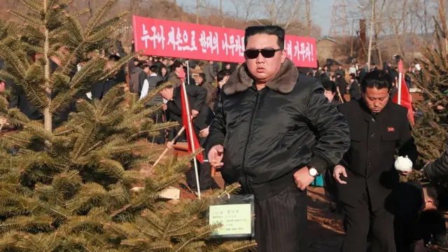 북한 노동당 기관지 노동신문은 지난달 3일 김정은 위원장이 "식수절에 즈음해 3월2일 제2차 초급당비서대회 참가자들과 기념식수를 했다"며 관련 사진을 보도했다