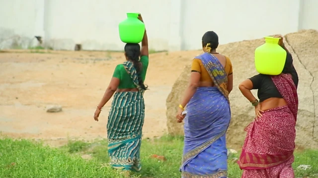 నీరు తీసుకెళ్తున్న మహిళలు