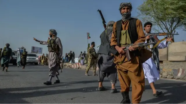 তালেবানকে ঠেকাতে হেরাতে সেনাবাহিনীর সাথে যোগ দেয় কয়েক শ উপজাতীয় মিলিশিয়া। মরিয়া হয়ে কাবুল সরকার এখন উপজাতীয় মিলিশিয়াদের সাহায্য চাইছে