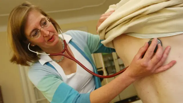 médica usando un estetoscopio