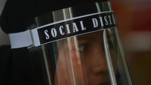 Pedagang menggunakan alat pelindung diri saat kegiatan pasar murah di halaman kantor Dinas Pengendalian Penduduk dan Keluarga Berencana (DP2KB) Sulawesi Tengah di Palu, Sulawesi Tengah, Senin (29/06)