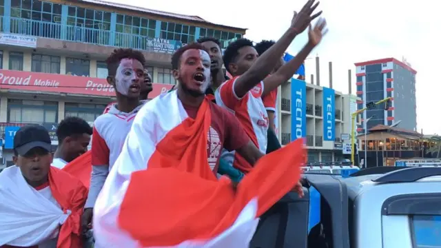 ኣብ መኪና ደይቦም ስምዒቶም ዝገልጹ መናእሰይ ኣብ ከተማ መቐለ-ኣደባባይ ሮማናት