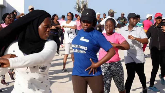 Il ne suffit pas d'avoir une bonne alimentation, il faut aussi pratiquer régulièrement une activité physique.