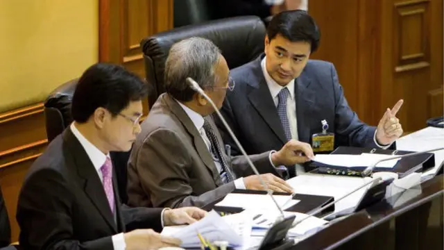 นายสุเทพ กับนายอภิสิทธิ์