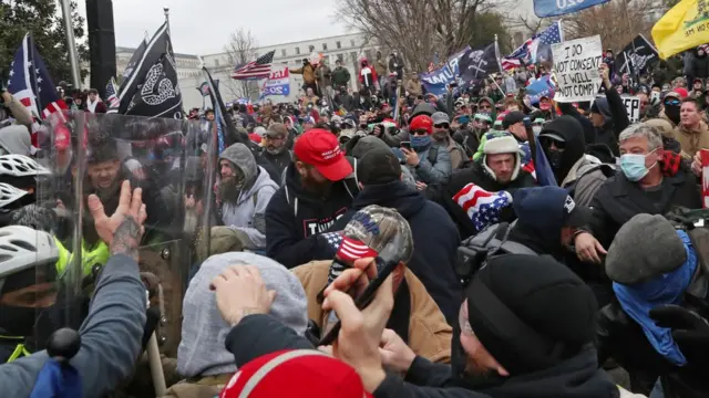 Une foule se rassemble contre les forces de sécurité près du Capitole à Washington
