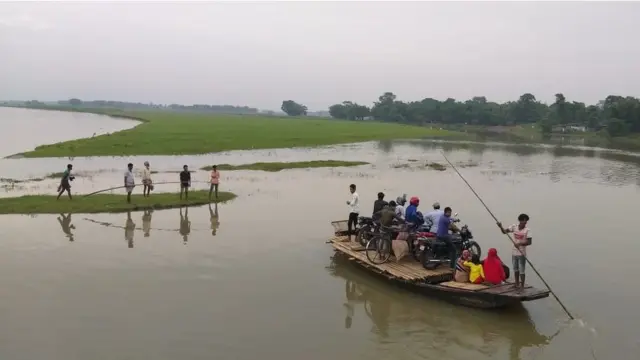 बिहार के सीमांचल का बड़ा इलाक़ा इन दिनों बाढ़ में घिरा है