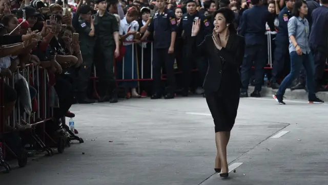 น.ส.ยิ่งลักษณ์ ทักทายผู้สนับสนุนด้วยสีหน้ายิ้มแย้ม