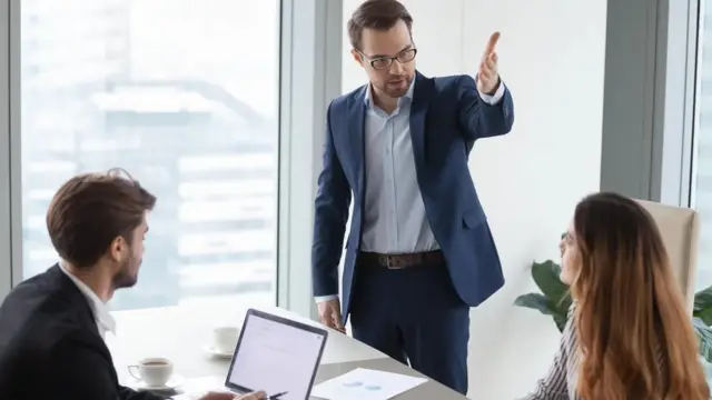 أجواء العمل السامة تبدأ عادة من الأعلى ثم تتسرب إلى أسفل، كما يقول الخبراء