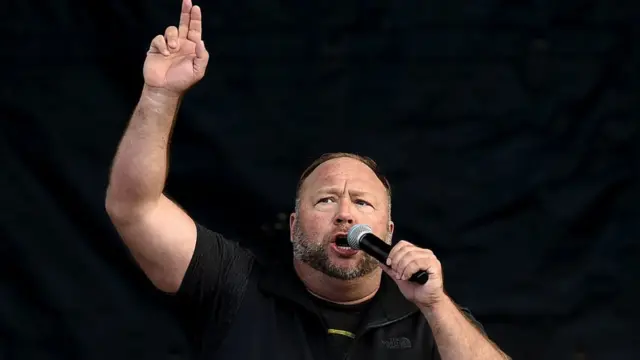 উগ্র ডানপন্থী সমাবেশে বক্তব্য রাখছেন অ্যালেক্স জোনস।