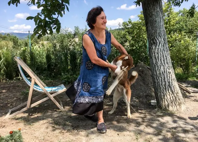 Порно видео: жирная баба уселась толстой жопой на лицо парня и елозит