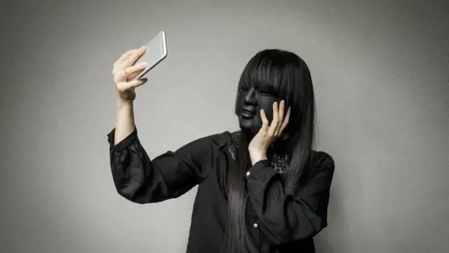 Burcadda internetka ayaa waxaa ay macluumaad badan kala dhexbixi karaan waxyaabaha ay shaqaalaha soo dhigaan barahooda