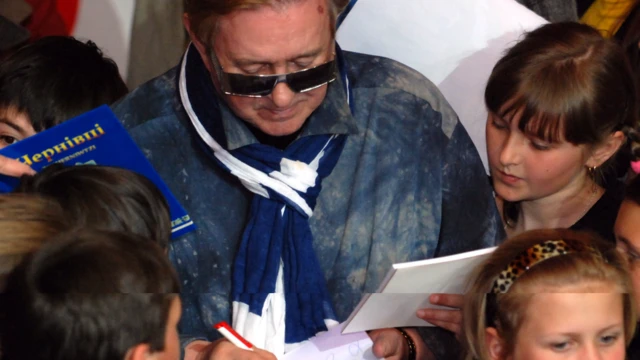 Роман Віктюк роздає автографи