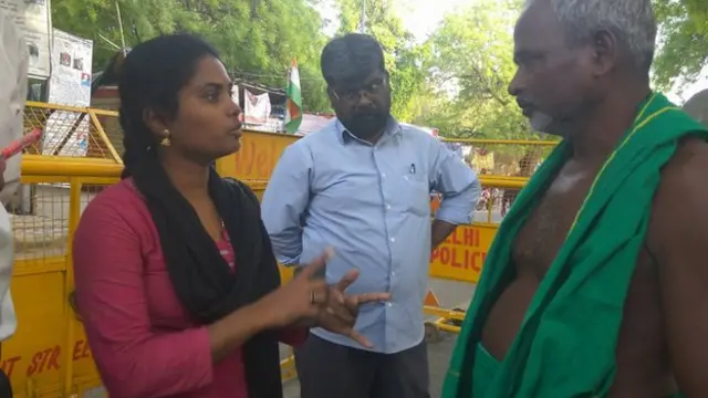 விவசாயி ஒருவரிடம் உடல் நிலை குறித்து விசாரிக்கும் மல்லிகா