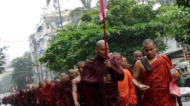 လောင်စာဆီအပါအဝင်ကုန်ဈေးနှုန်းမြင့်တက်မှုတွေကိုဖြေရှင်းပေးဖို့ တောင်းဆိုခဲ့ကြ