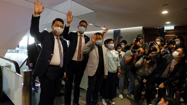 香港民主黨立法會議員向媒體記者揮手道別（12/11/2020）