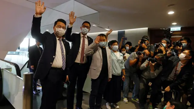 香港民主党立法会议员向媒体记者挥手道别(12/11/2020)