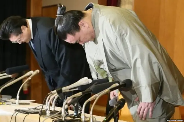 सुमो चॅंपियन हारूमाफुजी यांनी स्वतःची निवृत्ती जाहीर केली तेव्हा ते अर्धा मिनिट खाली मान घालून उभे राहिले.