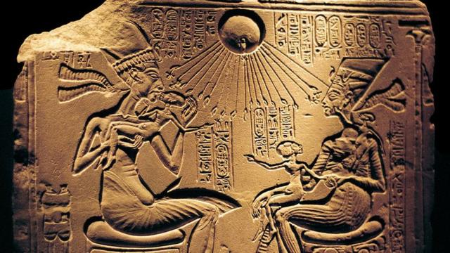 O casal real, Aquenáton e Nefertiti, em uma cena familiar com suas filhas, todos iluminados pelo disco solar