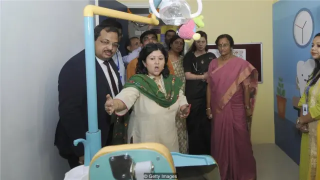 圖為北方邦政府官員視察政府屬下一家區醫院。考慮到同商業系統差不多的收入水平，要獲得一份印度政府部門的工作實在不易。（Credit：Getty Images）