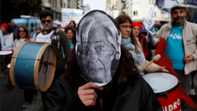 Manifestación de docentes en Buenos Aires. Uno de ellos lleva una máscara de Christine Lagarde.
