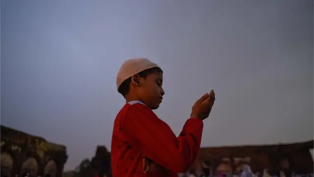 Yaro ya daga hannu sama yana addu'a